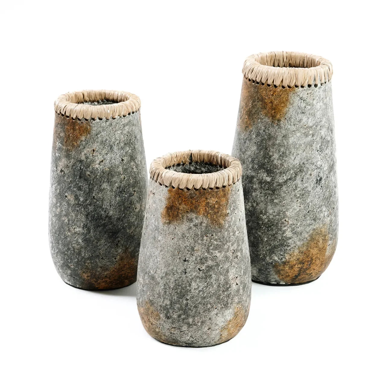 Vases en terre cuite gris antique avec bord en raphia et texture élégante