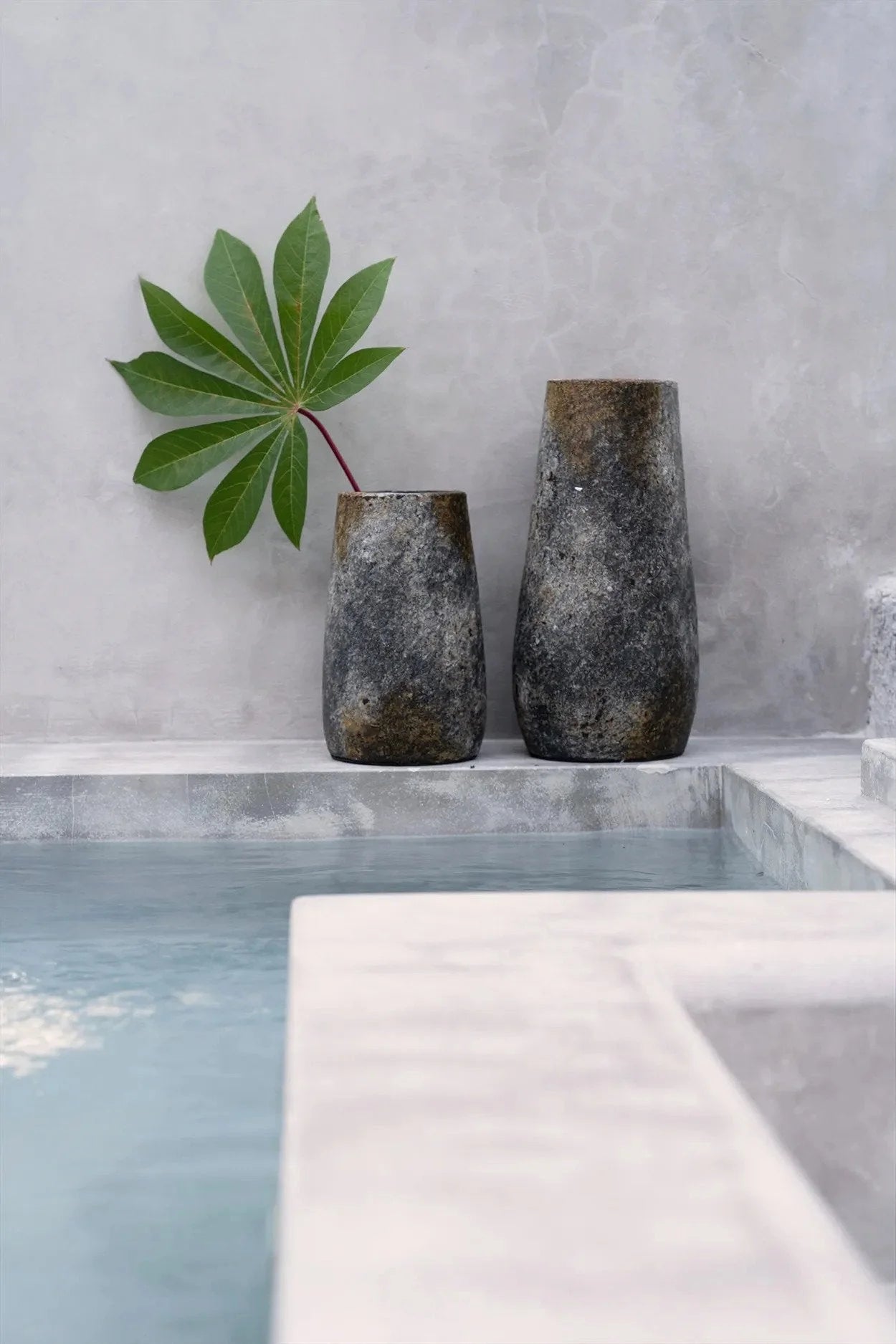 Deux vases en terre cuite gris antique avec effet minéral, hauteur 22 cm