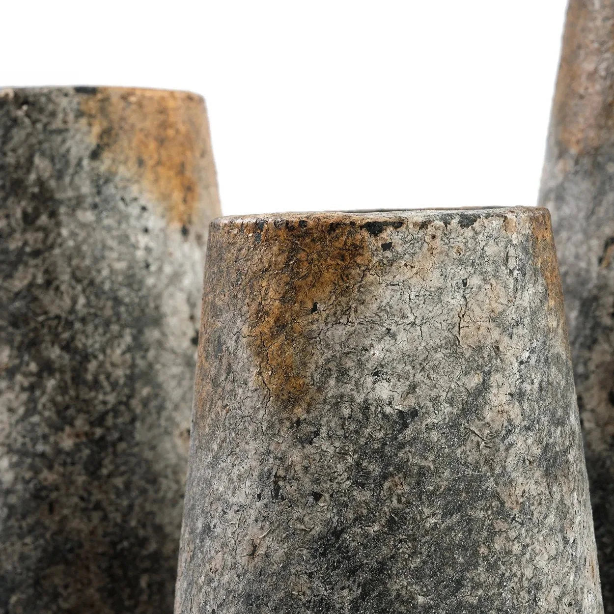 Vases en terre cuite gris antique effet minéral avec texture et détails bruns