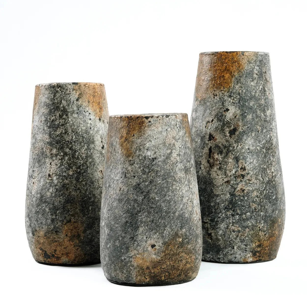 Trois vases en terre cuite gris antique texturés et modernes H22 cm