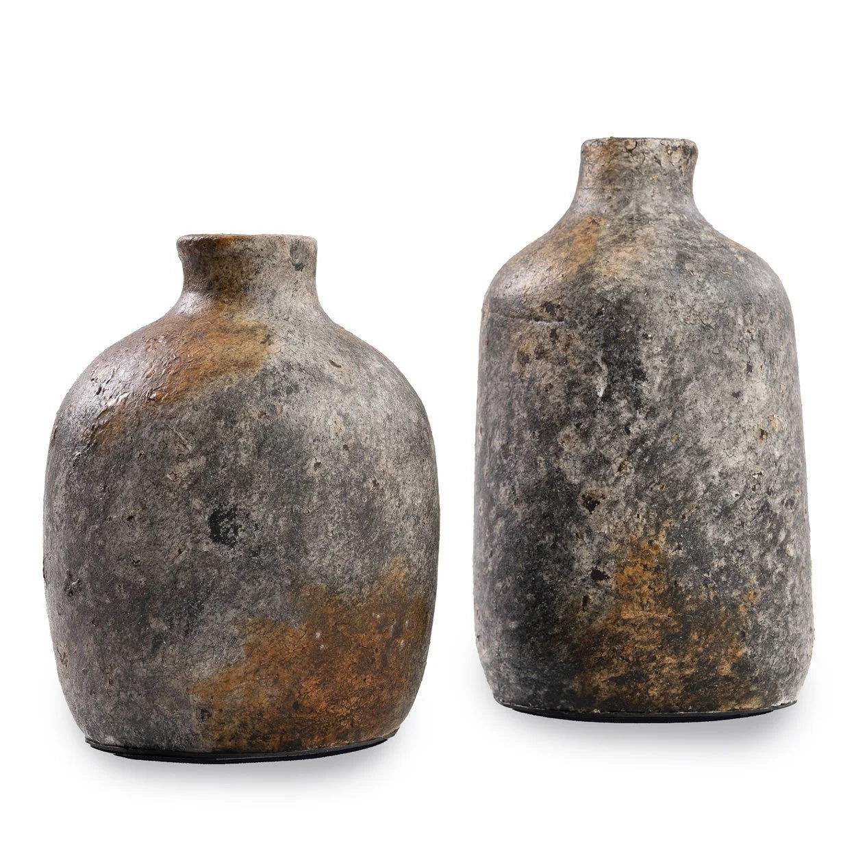 Deux vases en terre cuite grise antique avec finition vieillie, texture rustique