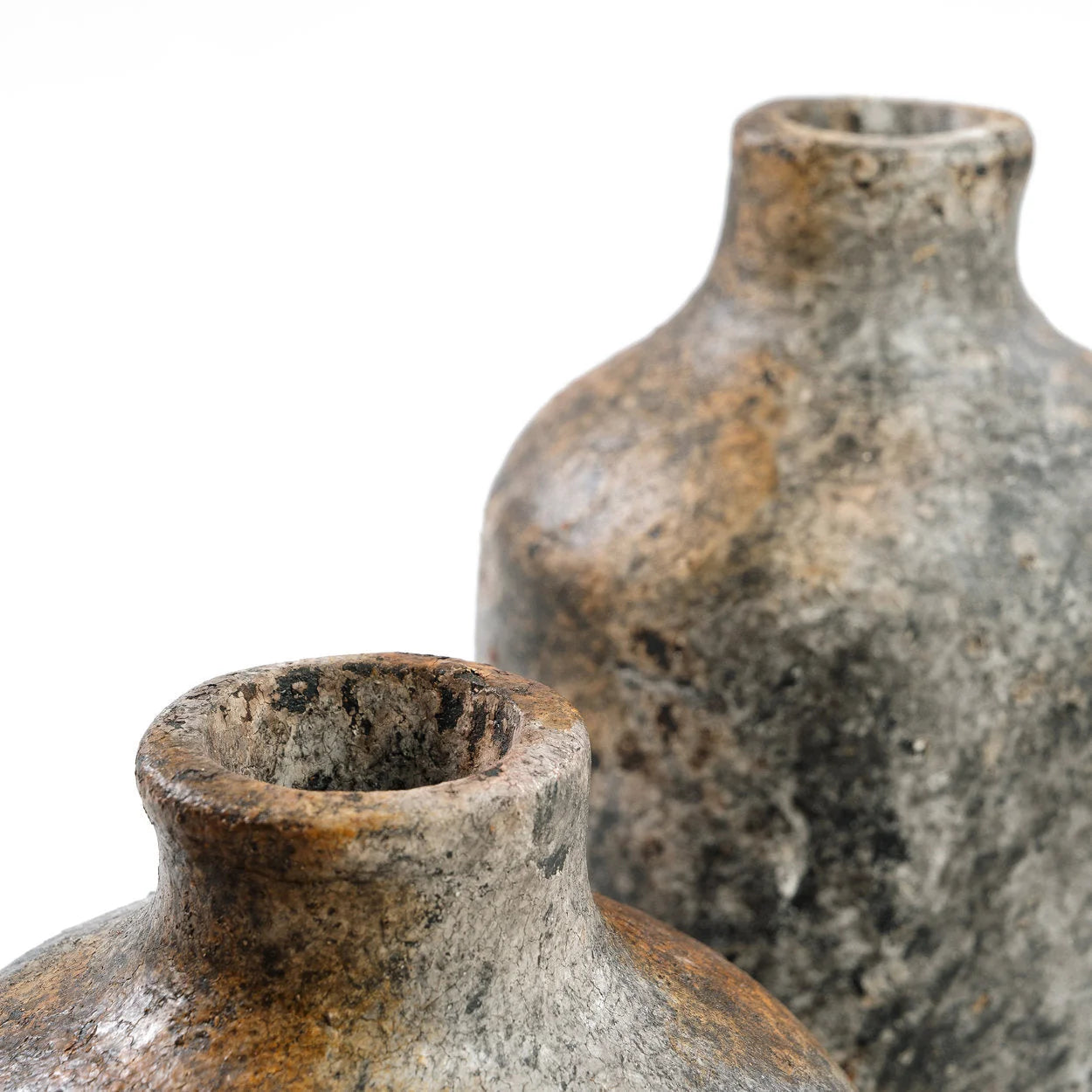 Deux vases en terre cuite gris antique à texture vieillie pour décoration intérieure