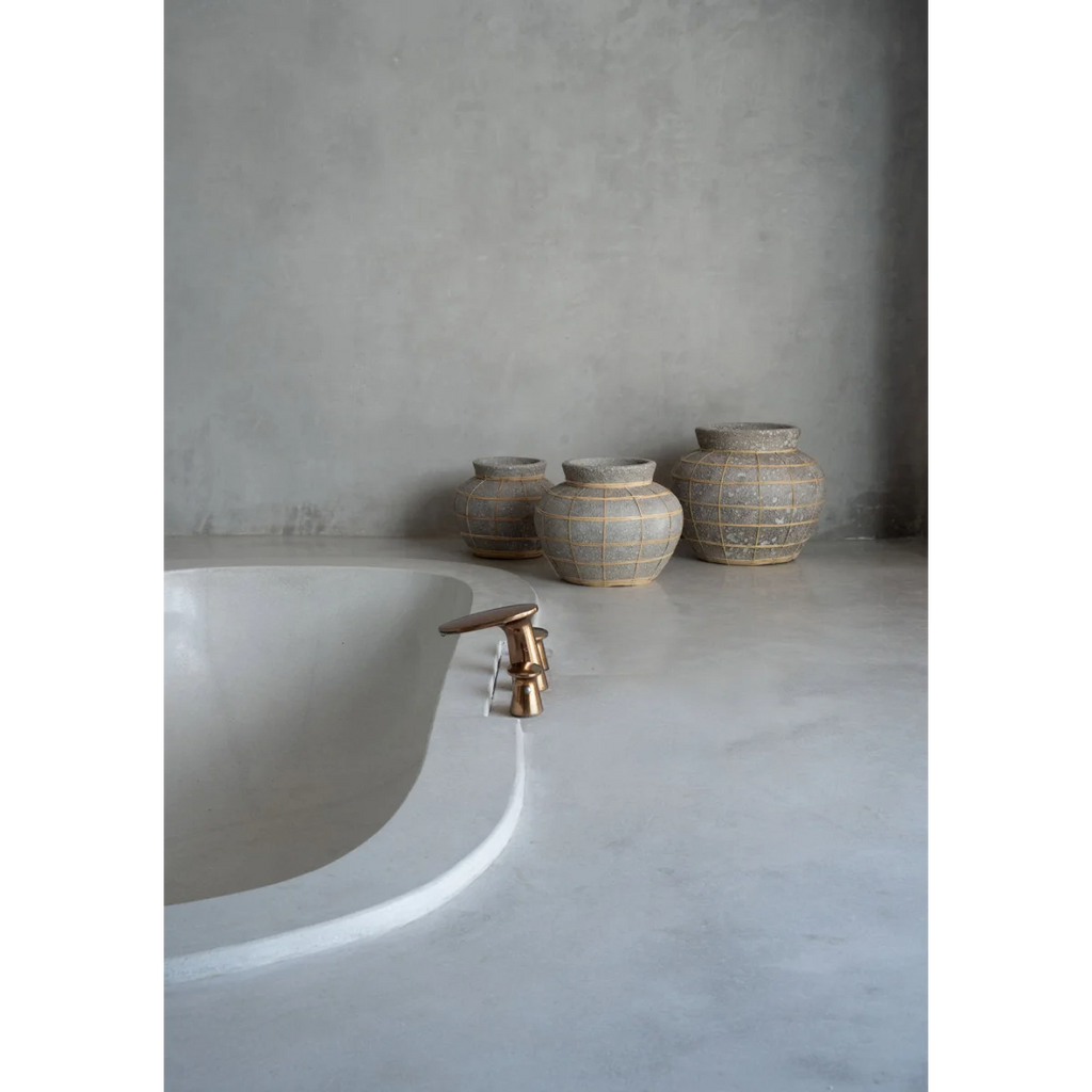 Vase en terre cuite gris beige détail rotin aspect béton brut – H23 cm