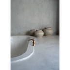 Vase en terre cuite gris beige détail rotin aspect béton brut – H23 cm