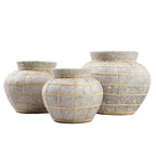 Vases en terre cuite gris beige avec texture, grille en bambou et aspect béton brut