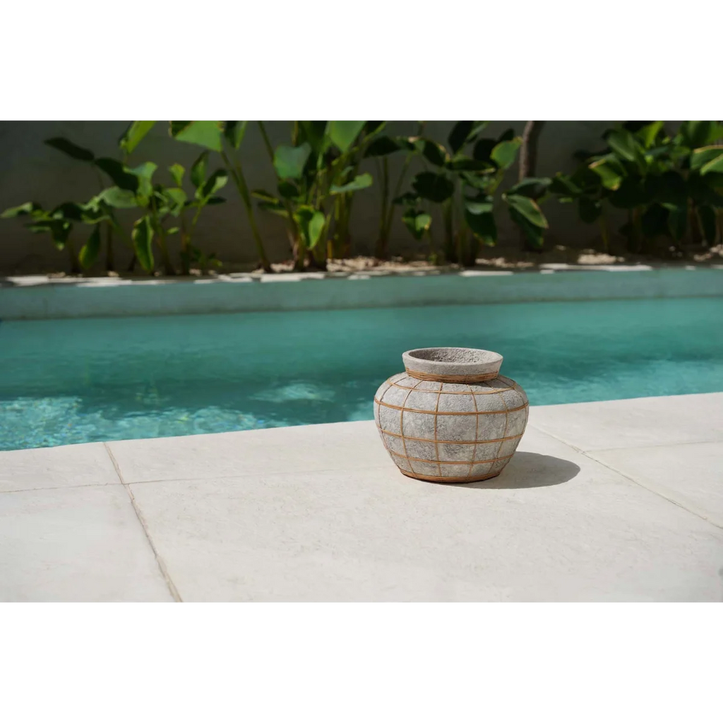 Vase en terre cuite gris beige détail rotin aspect béton brut – H23 cm