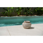 Vase en terre cuite gris beige détail rotin aspect béton brut – H23 cm