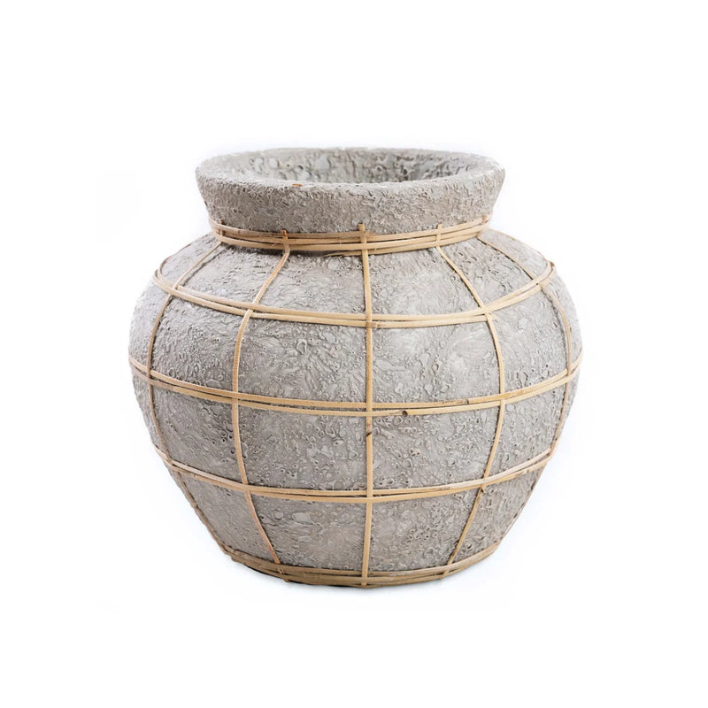 Vase en terre cuite gris beige détail rotin aspect béton brut – H23 cm