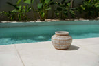 Vase en terre cuite gris beige avec motif à carreaux, aspect rotin et béton brut