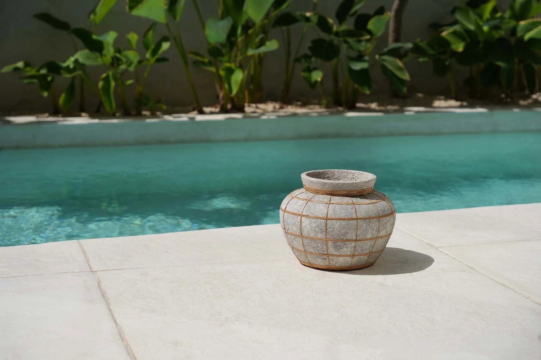 Vase en terre cuite gris beige avec motif à carreaux, aspect rotin et béton brut