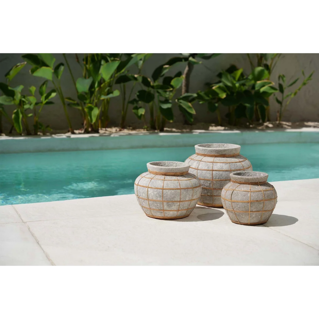 Vase en terre cuite gris beige détail rotin aspect béton brut – H23 cm