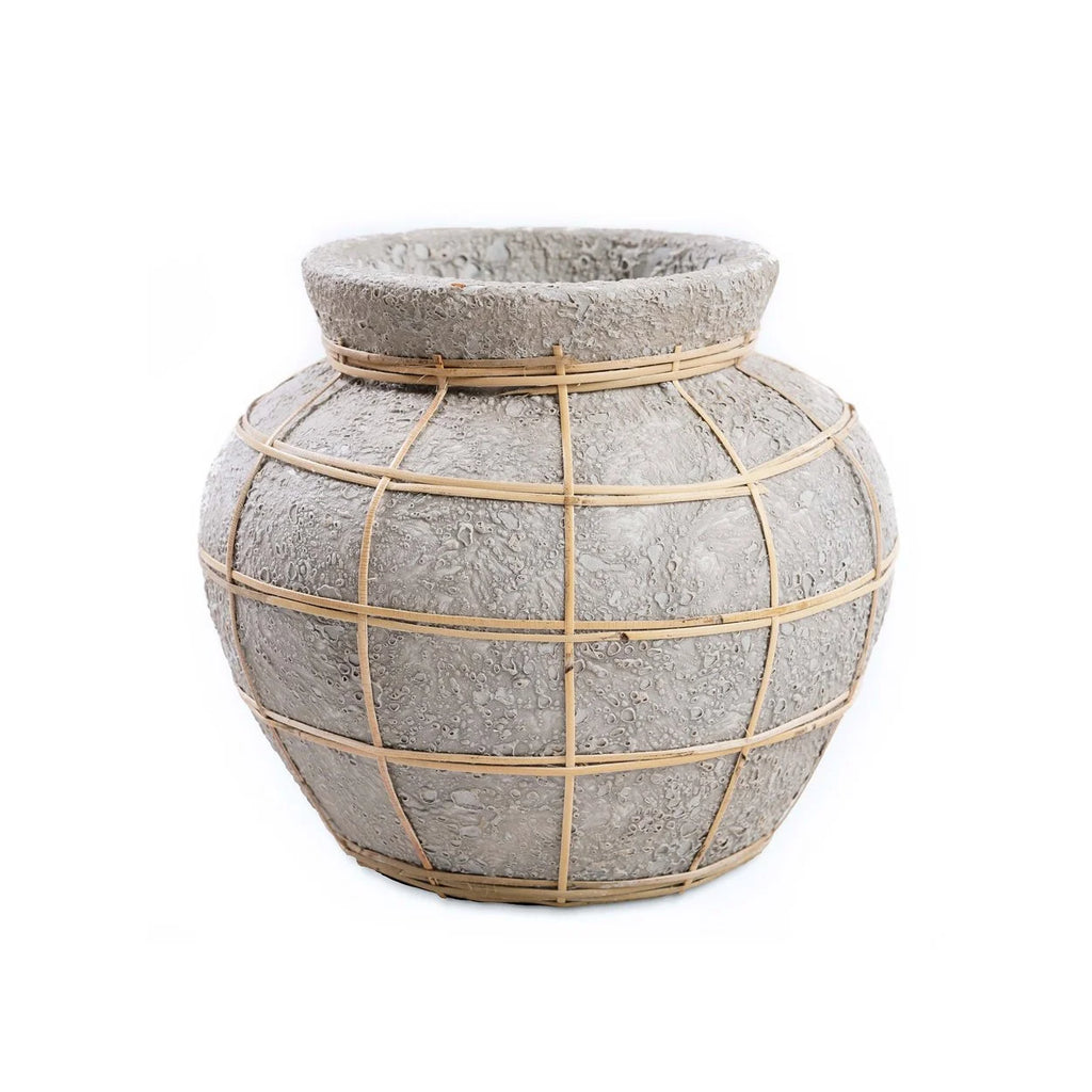 Vase en terre cuite gris beige avec grille en bambou aspect béton brut H23 cm