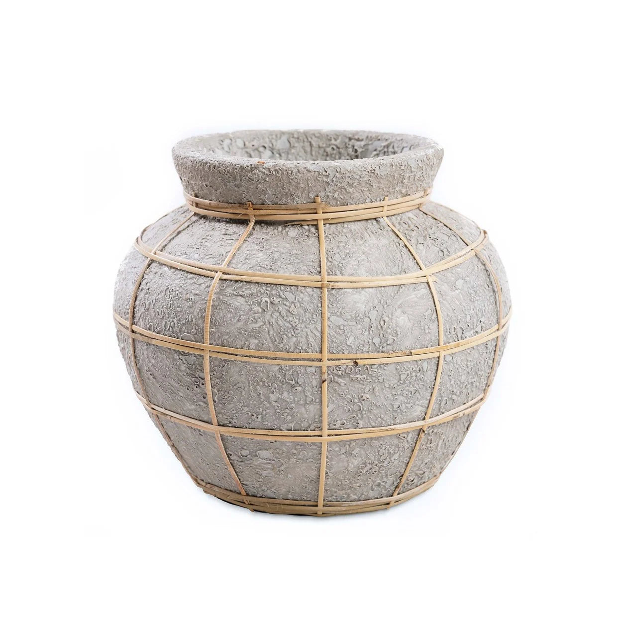 Vase en terre cuite gris beige avec grille en bambou aspect béton brut H23 cm