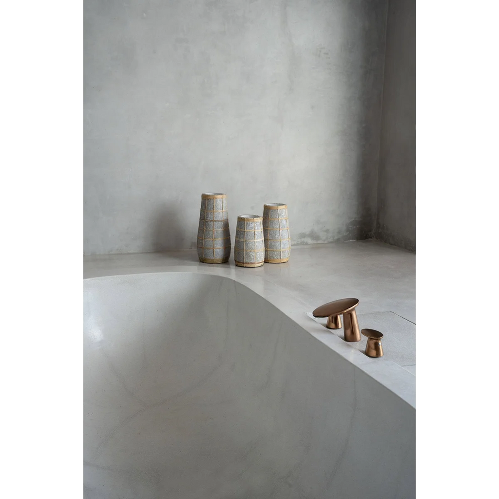 Vase en terre cuite gris avec treillis en rotin naturel – H31 cm