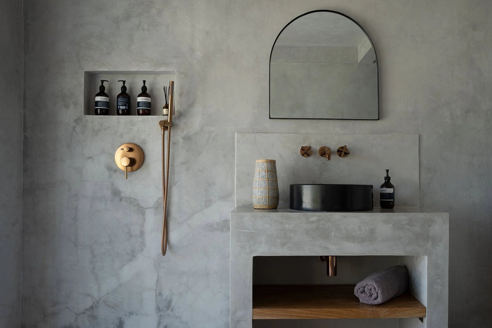 Lavabo de salle de bain moderne avec miroir, Vase en terre cuite grise et rotin naturel