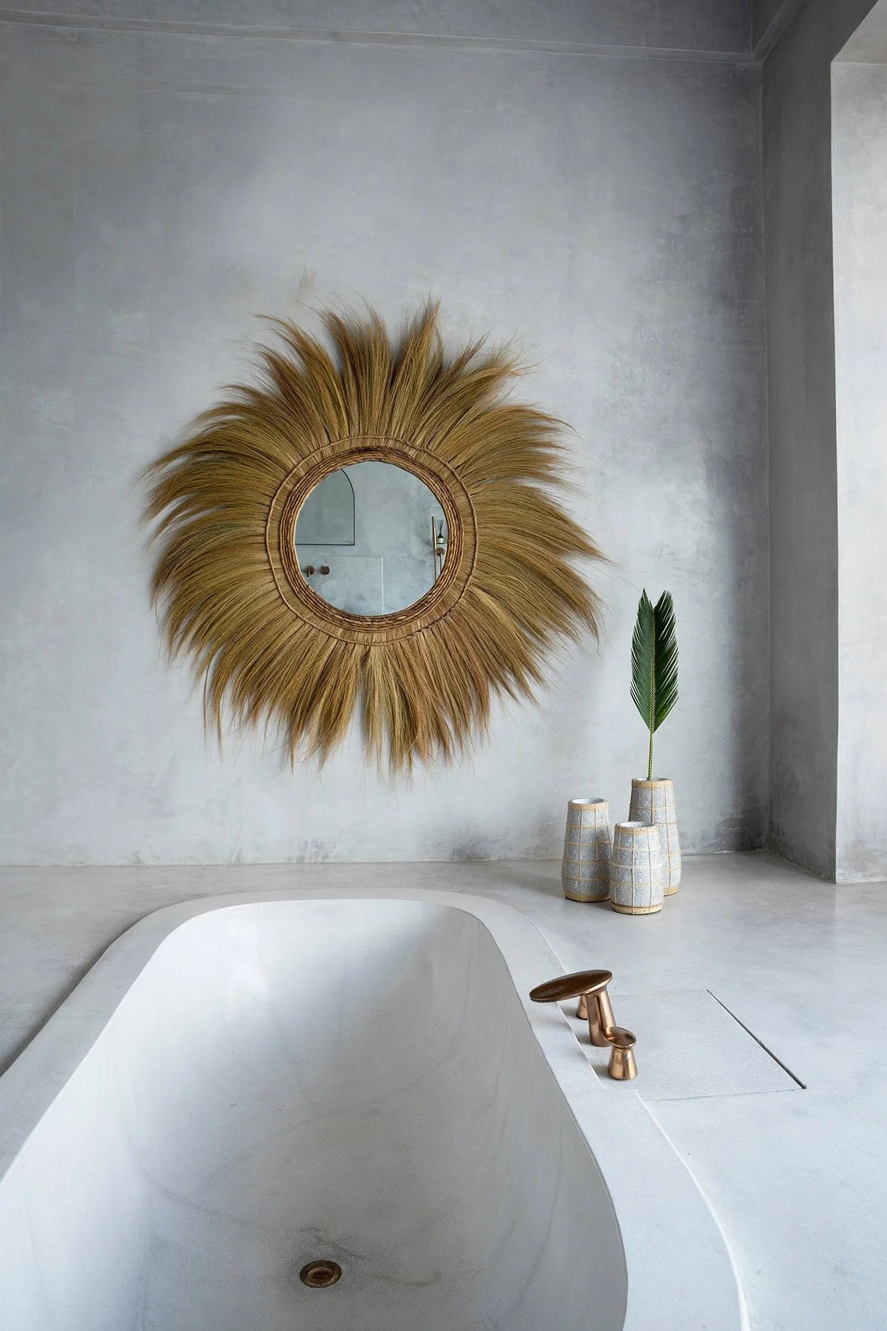 Miroir soleil de style bohème avec cadre en rotin naturel et miroir central