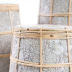 Vases en terre cuite gris avec treillis en rotin naturel et plantes dans des jardinières texturées