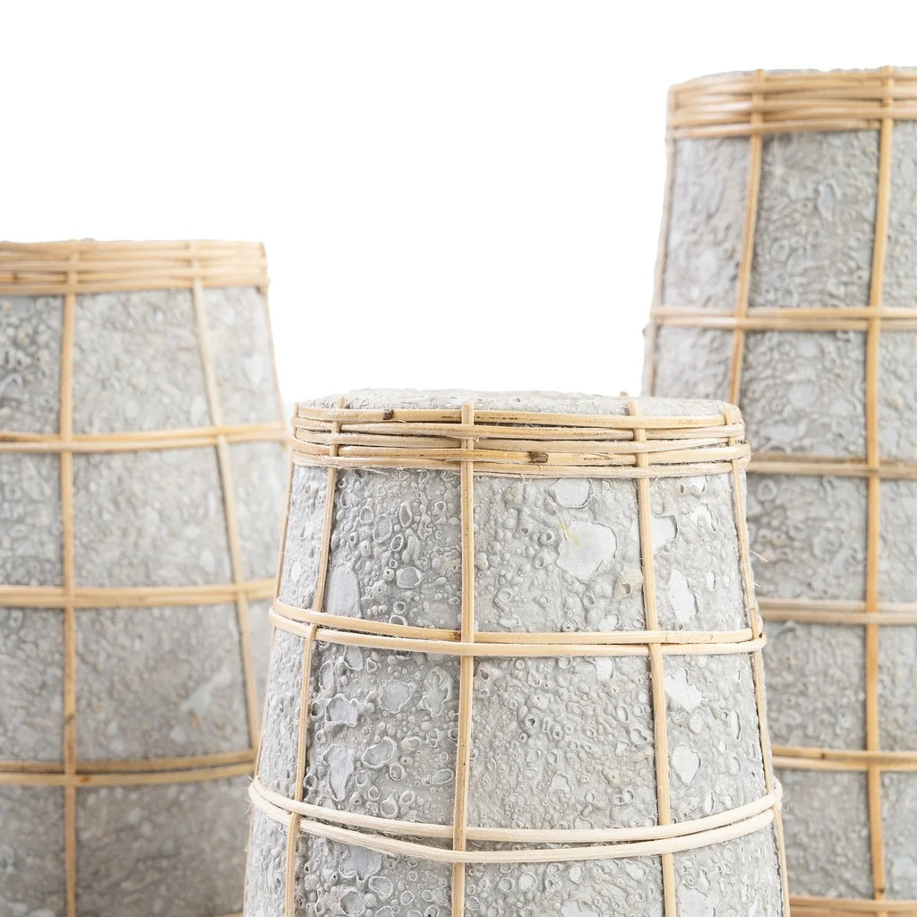 Vases en terre cuite gris avec treillis en rotin naturel, hauteur 31 cm