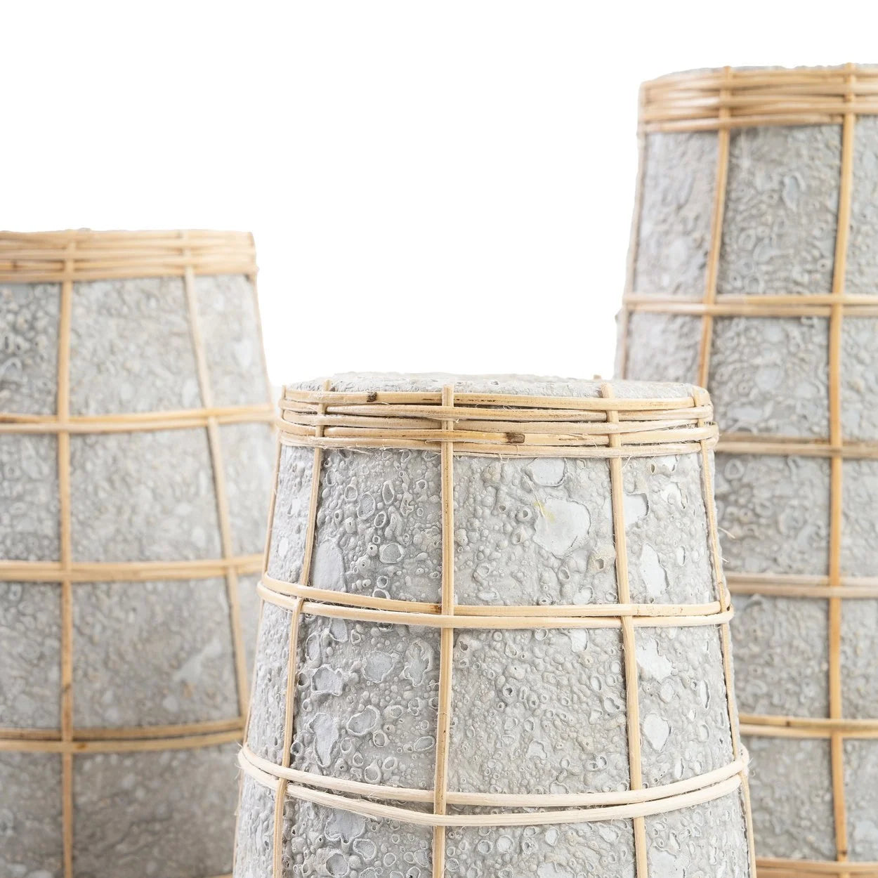 Vases en terre cuite gris avec treillis en rotin naturel, hauteur 31 cm