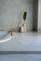 Vases décoratifs en terre cuite gris avec treillis en rotin naturel et palmier vert