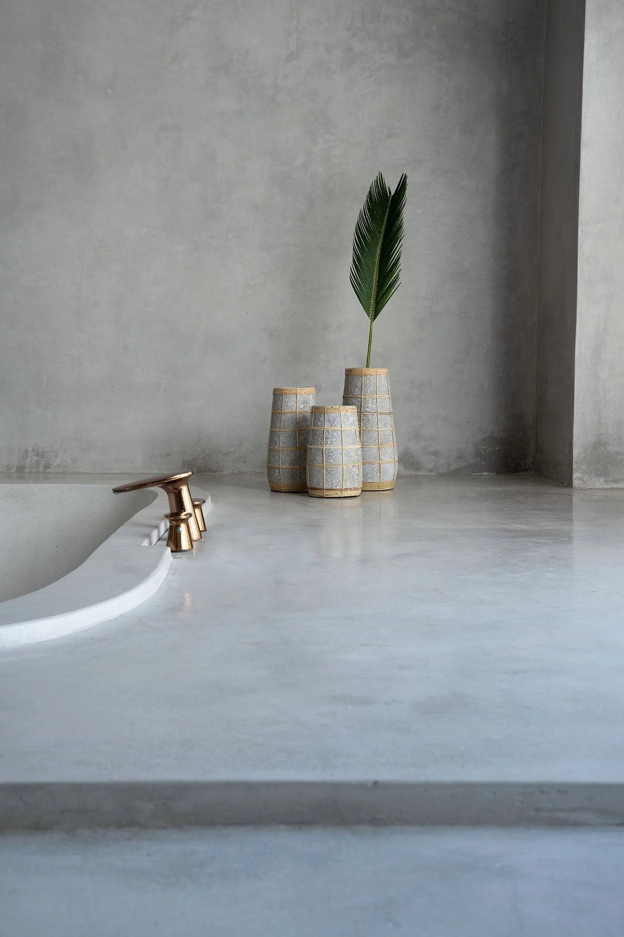 Vases décoratifs en terre cuite gris avec treillis en rotin naturel et palmier vert