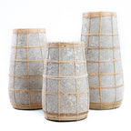 Vases en terre cuite gris avec treillis en rotin naturel, texture élégante, hauteur 31 cm