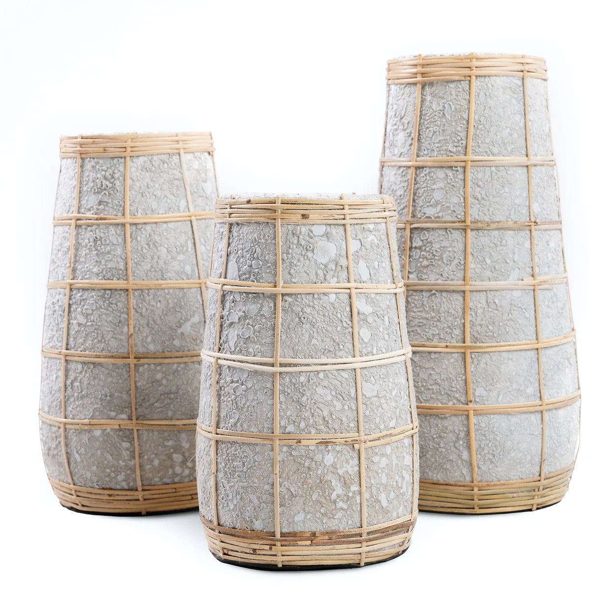 Vases en terre cuite gris avec treillis en rotin naturel, texture élégante, hauteur 31 cm