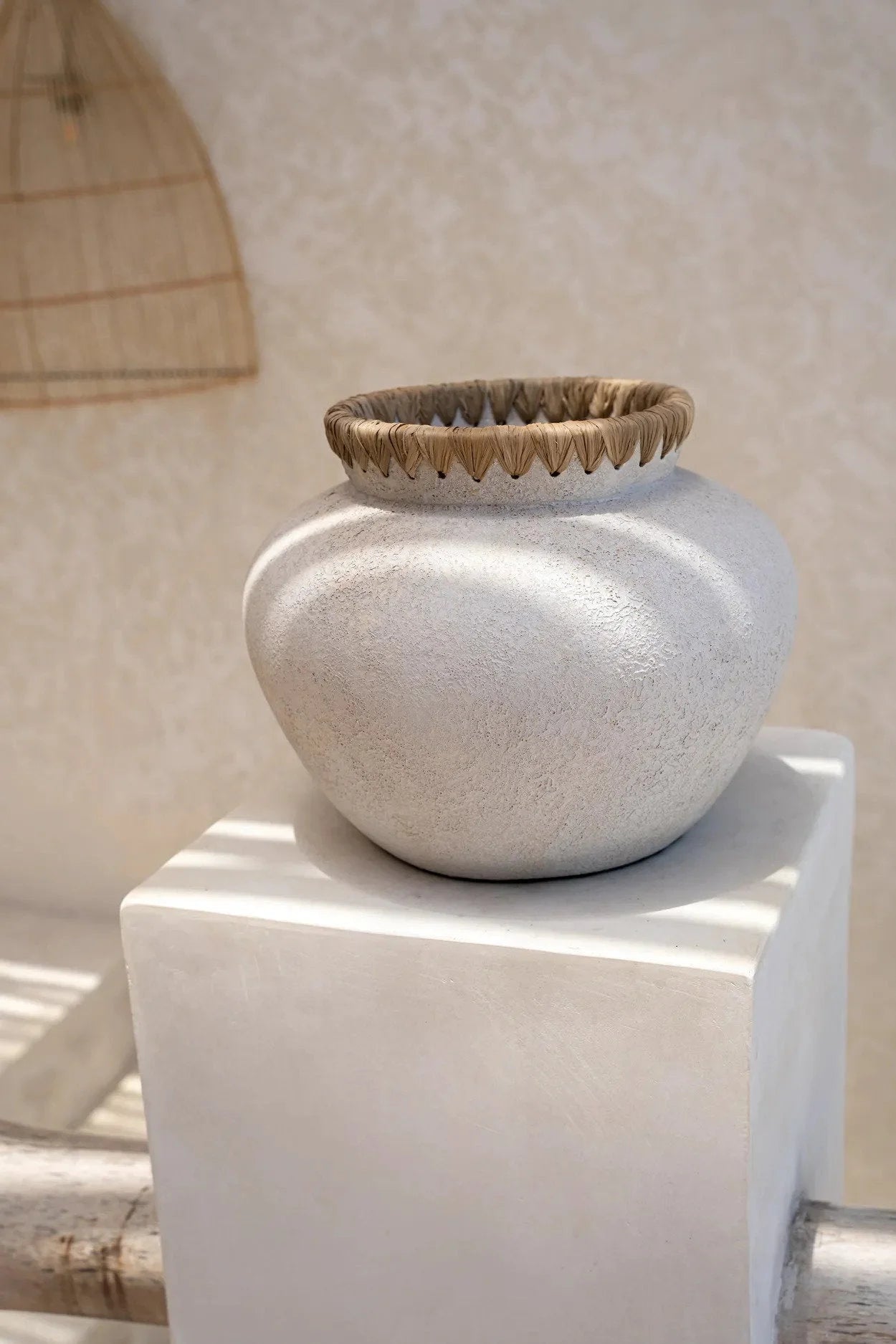 Vase en terre cuite ivoire avec texture, rim en fibres naturelles, H23 cm