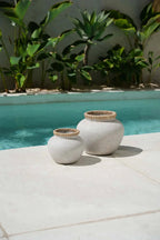 Vases en terre cuite ivoire avec textures et rims en fibres naturelles, H23 cm