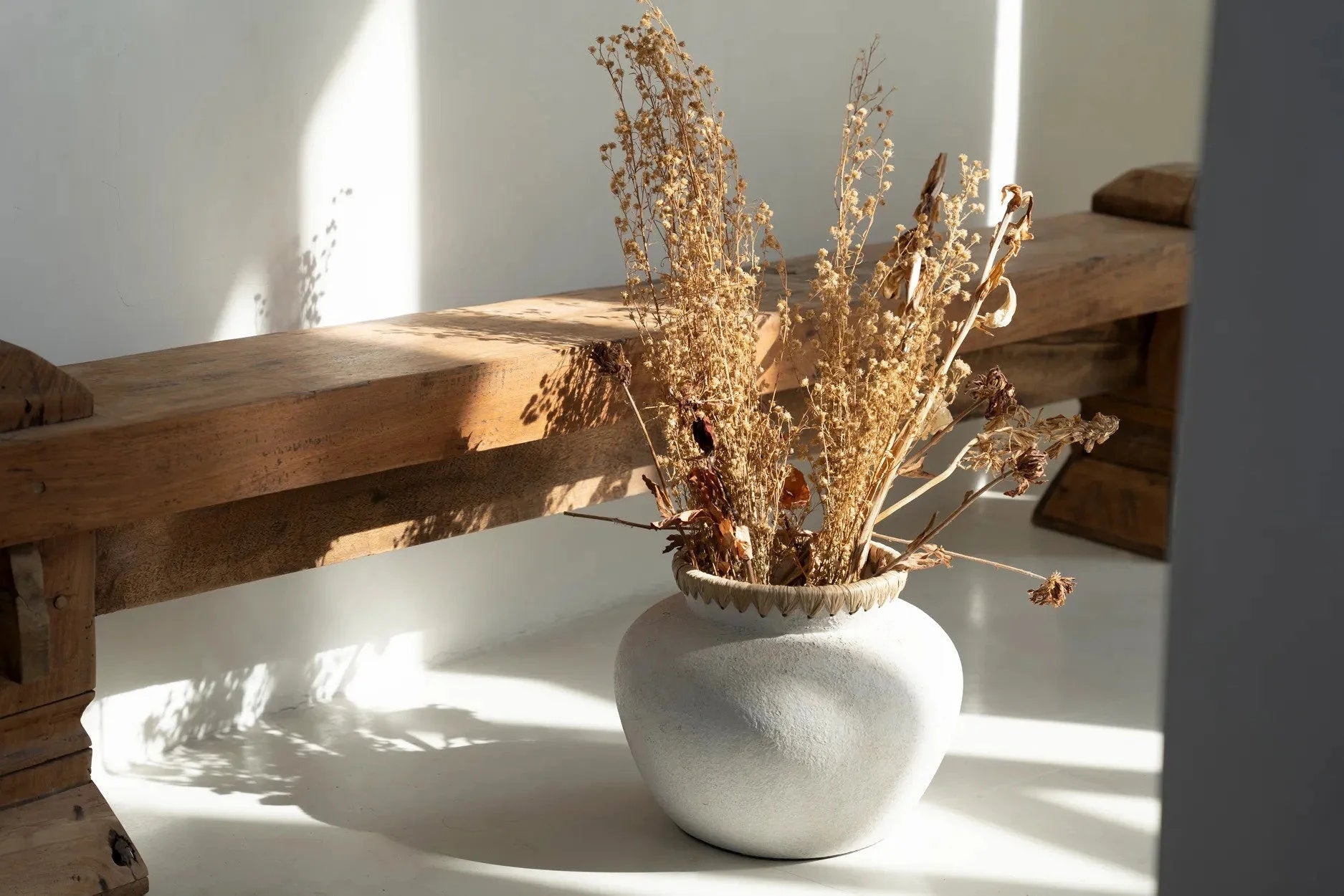 Vase en terre cuite ivoire avec feuillage séché beige clair pour décoration intérieure