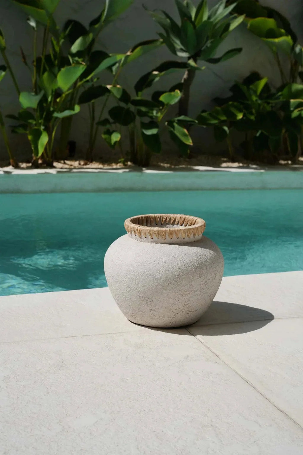 Vase en terre cuite ivoire avec texture et bord en fibres naturelles, H23 cm