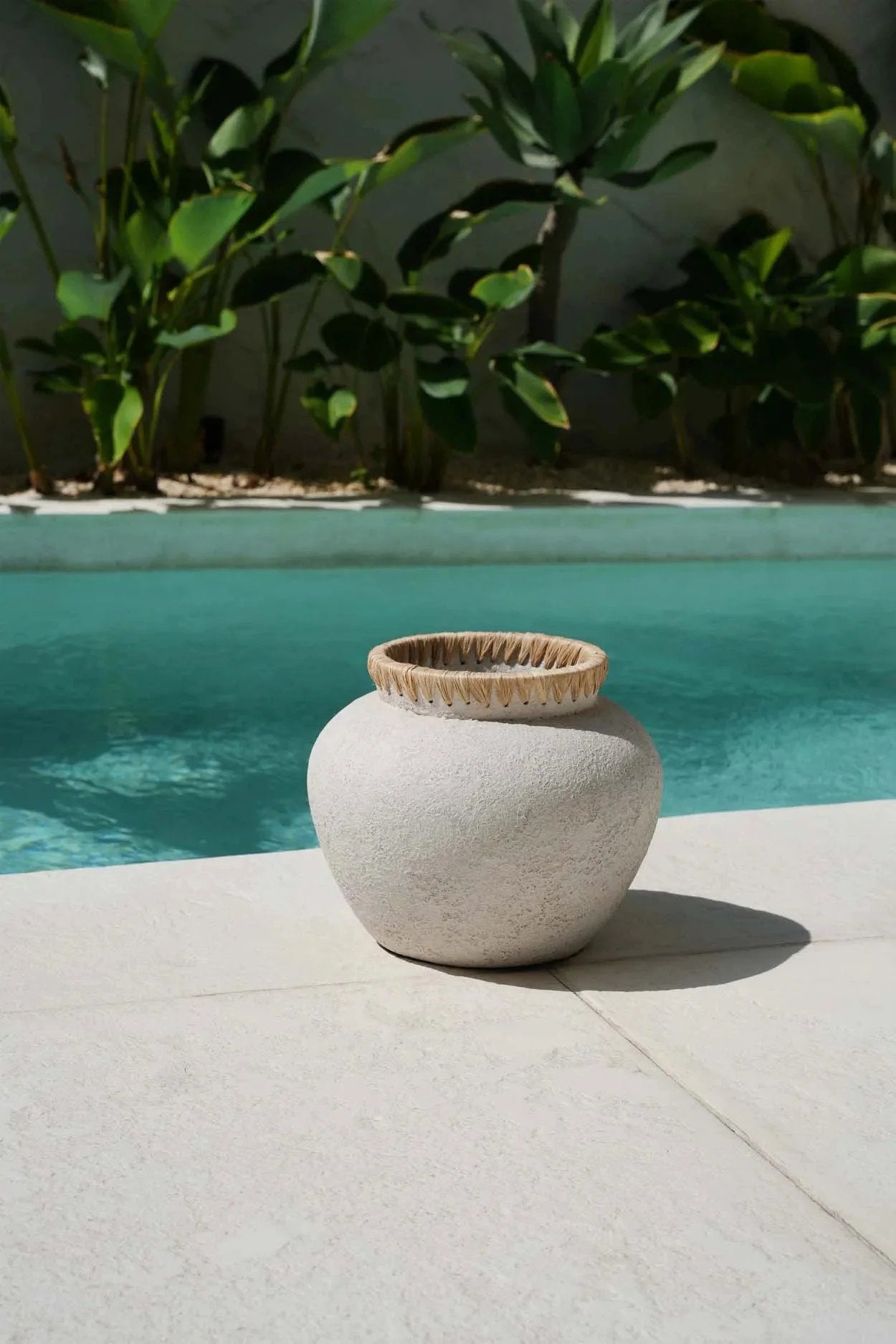 Vase en terre cuite ivoire avec texture et bord en fibres naturelles, H23 cm