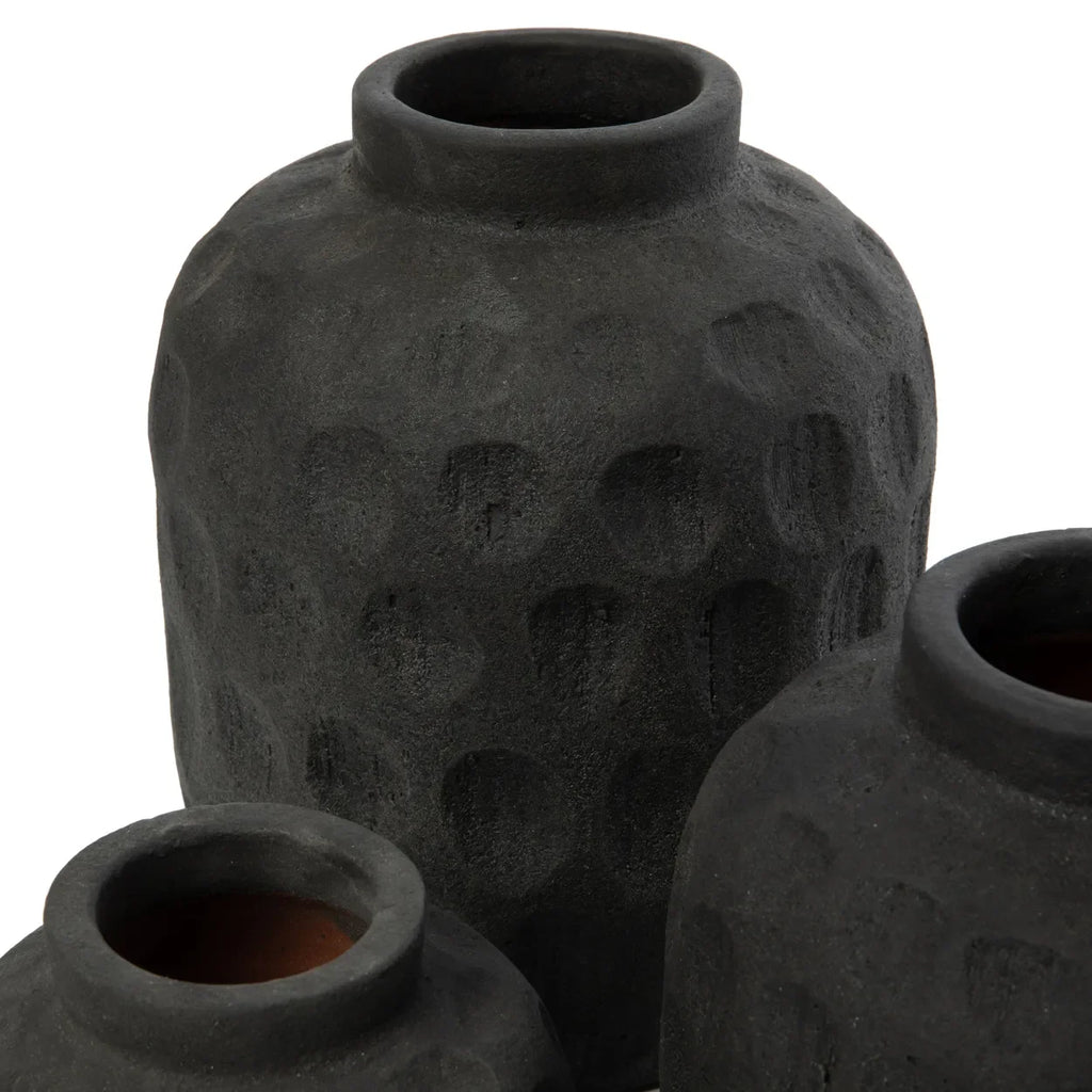 Vase en terre cuite noir de 18 cm avec motif contemporain, texture élégante