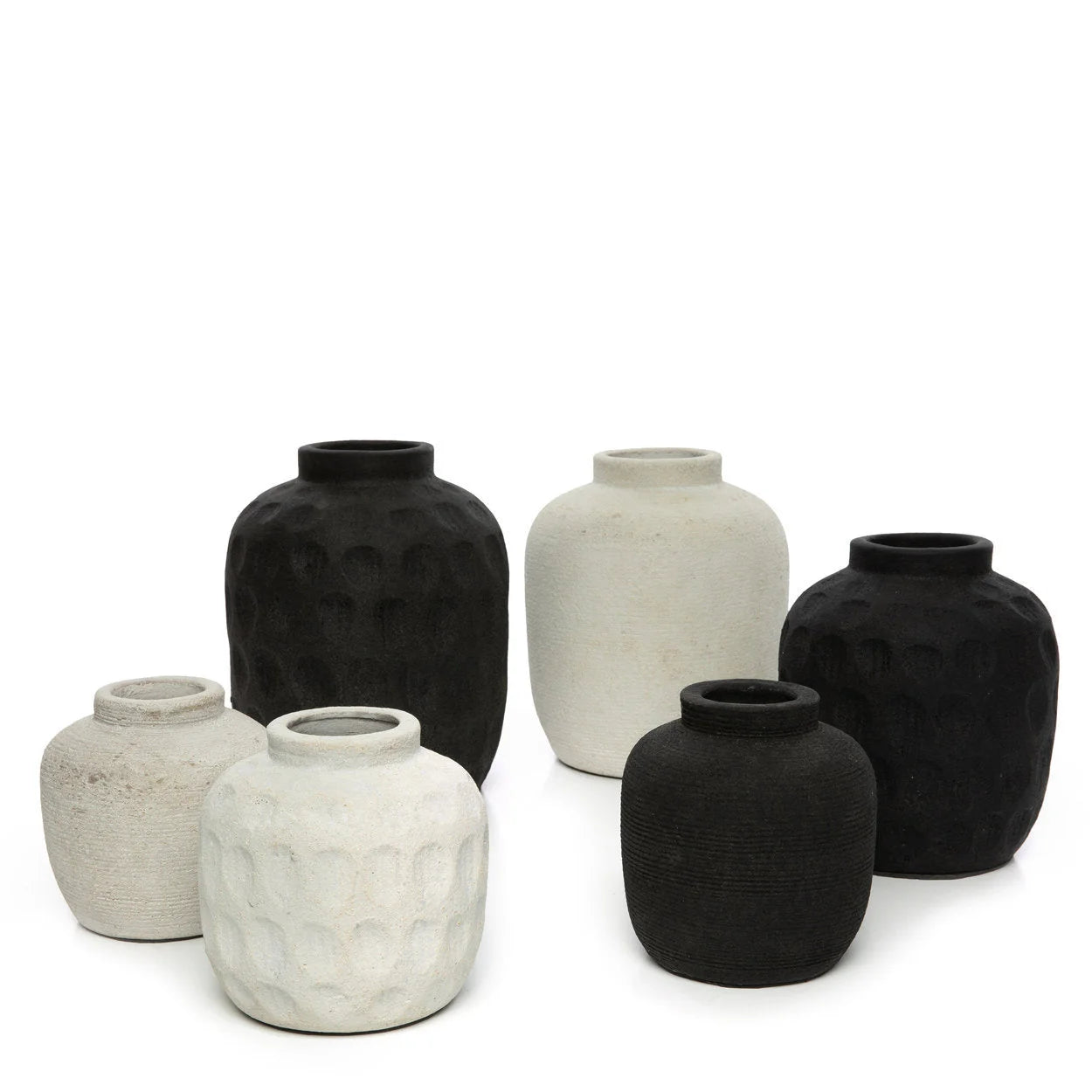 Vases en terre cuite noire et blanche avec texture côtelée, hauteur 14 cm