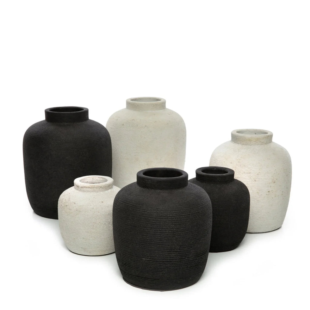 Collection de six vases en céramique noire et blanche avec finition texturée