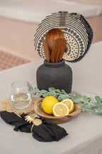 Centre de table avec citrons et serviette noire, vase en terre cuite côtelée H14 cm