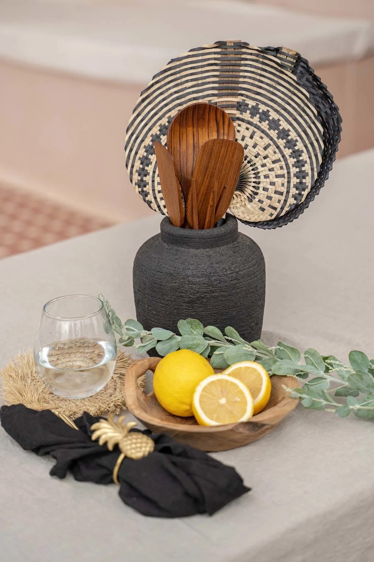 Centre de table avec citrons et serviette noire, vase en terre cuite côtelée H14 cm