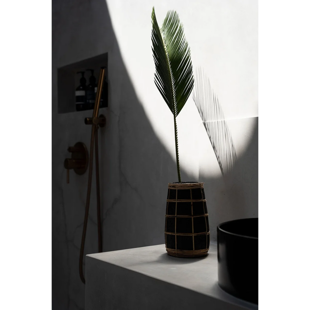 Vase en terre cuite noir avec détail en rotin tressé – H22 cm