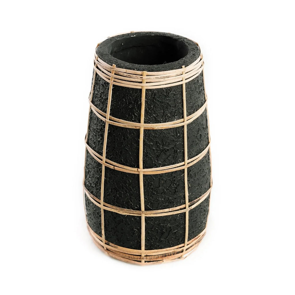 Vase en terre cuite noir avec grille en bambou, hauteur 22 cm