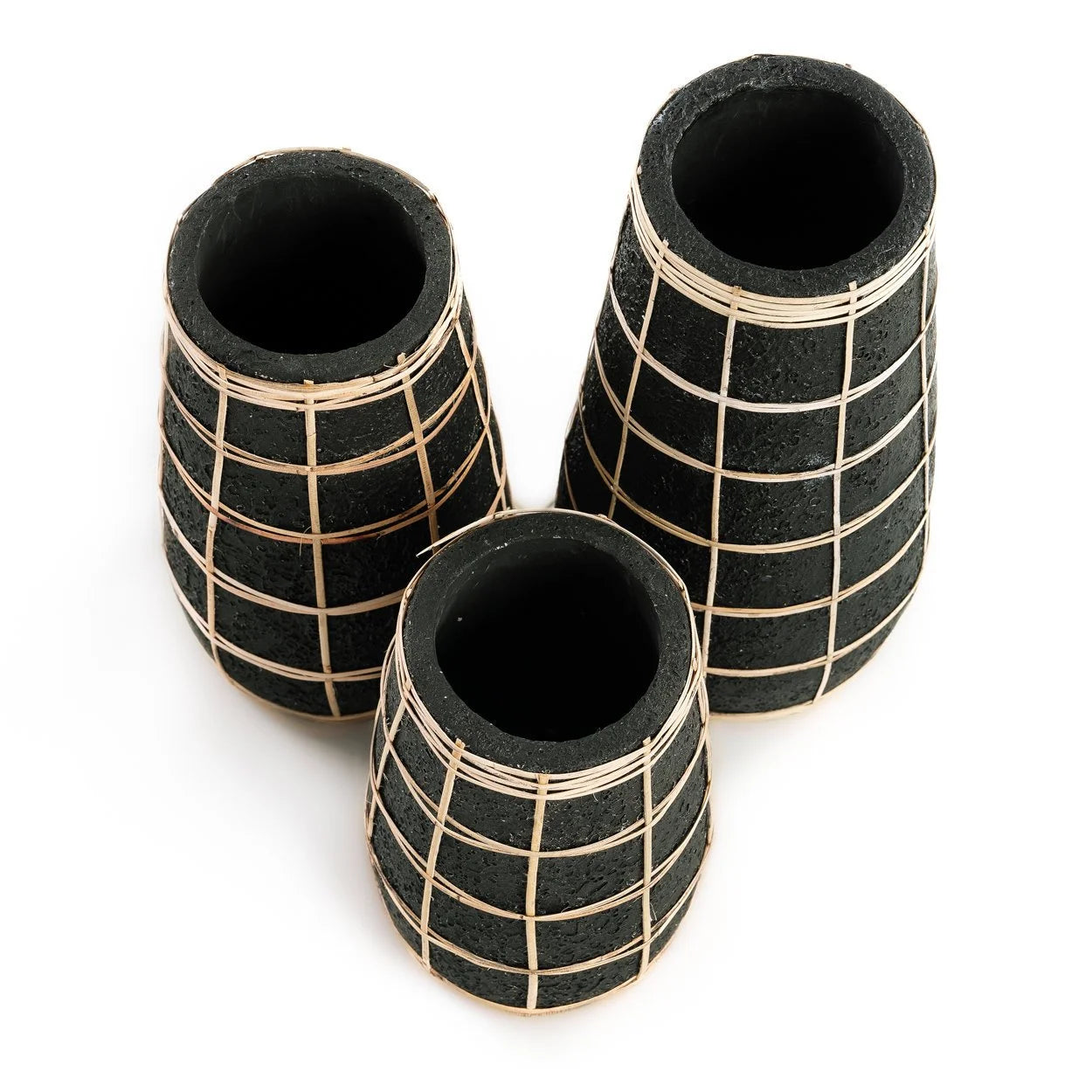 Trois vases en terre cuite noire avec cage et détail en rotin tressé, H22 cm
