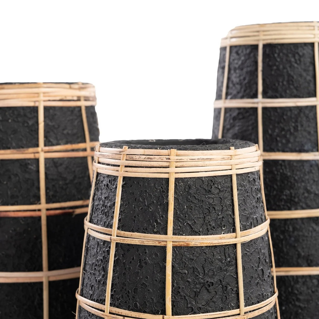 Vas en terre cuite noir avec détail en rotin tressé et textures, hauteur 22 cm
