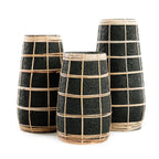 Trois vases en terre cuite noir avec detail en rotin tressé et motif de bambou