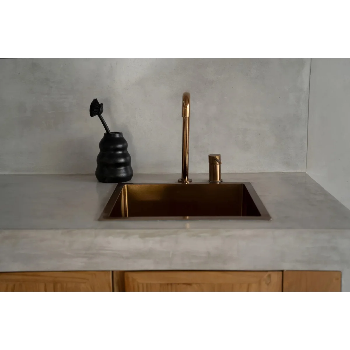Vase en terre cuite noir fait main 13 cm x 6 cm