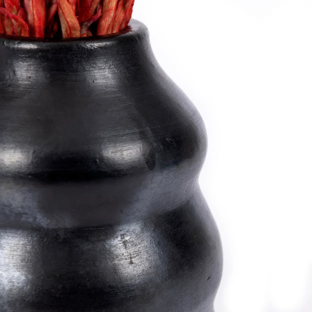 Vase en terre cuite noir fait main 13 cm x 6 cm