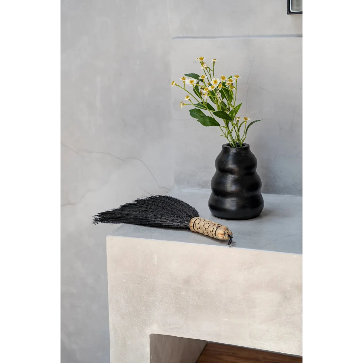 Vase en terre cuite noir fait main 13 cm x 6 cm