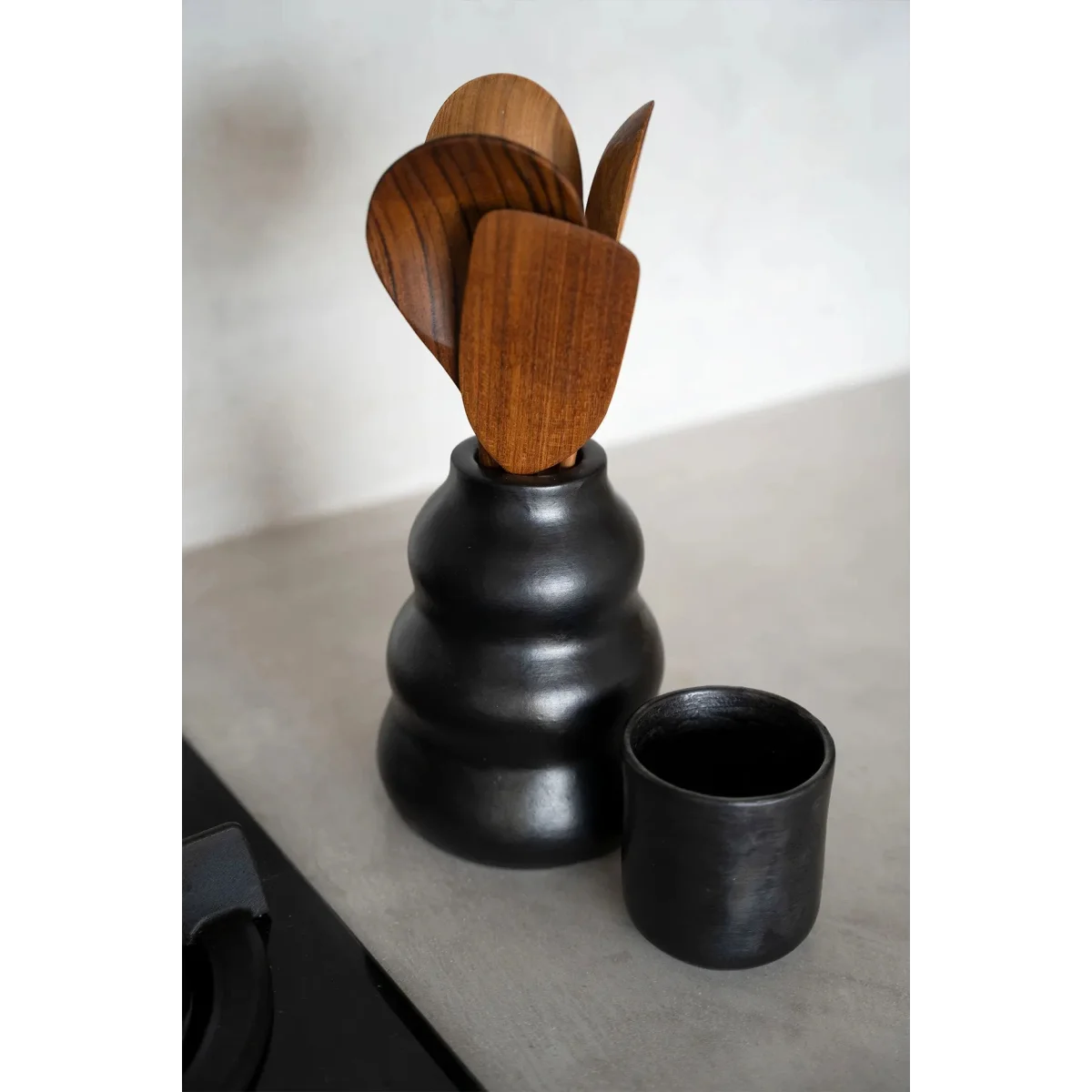 Vase en terre cuite noir fait main 13 cm x 6 cm