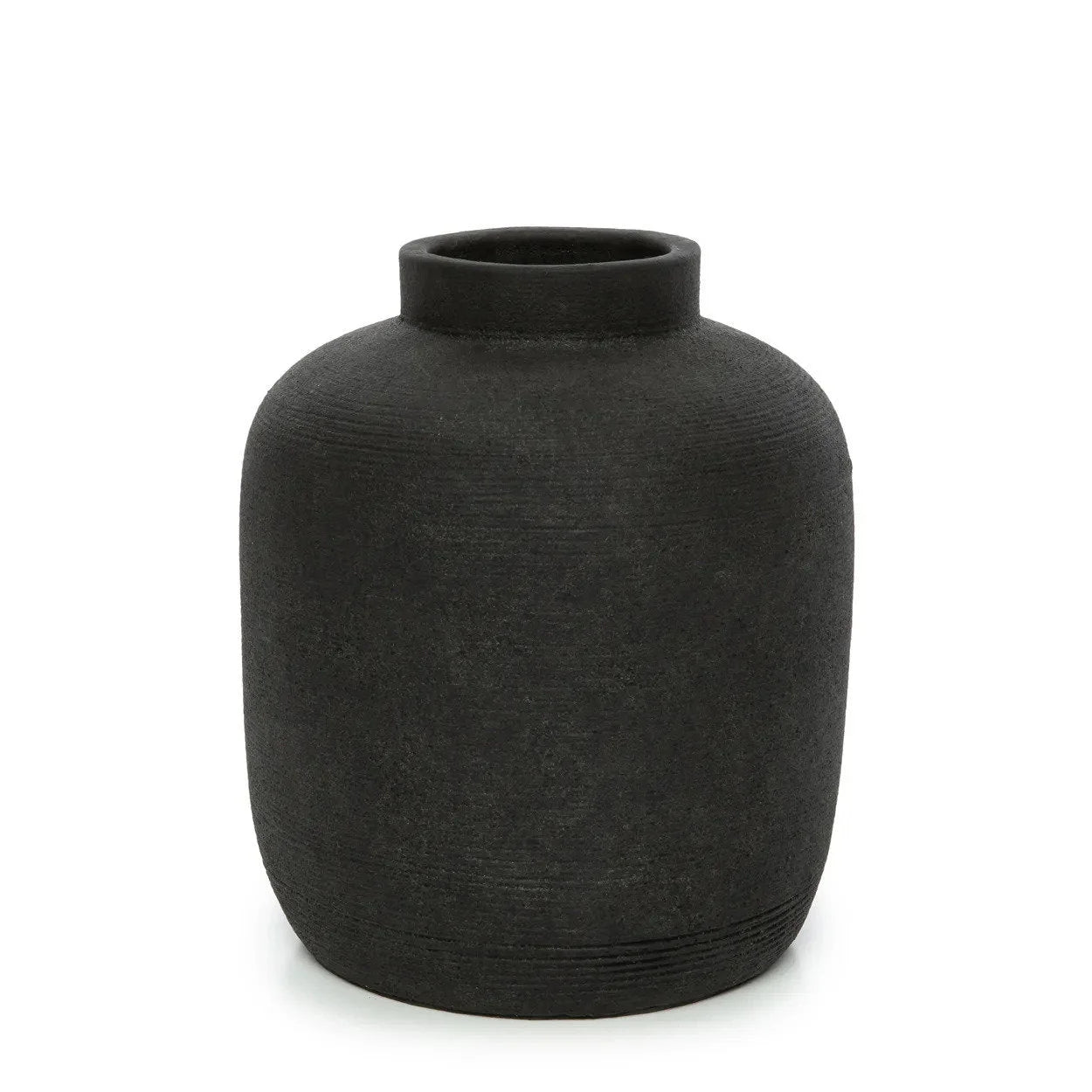Vase en terre cuite noire matte avec corps texturé arrondi et ouverture étroite