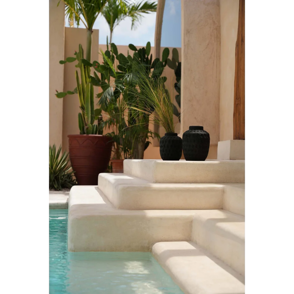 Vase en terre cuite noire avec surface texturée, décoration élégante et moderne