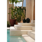 Vase en terre cuite noire avec surface texturée, décoration élégante et moderne