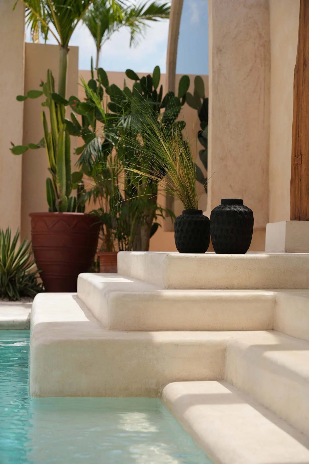 Vase en terre cuite noire avec surface texturée, décoration élégante et moderne